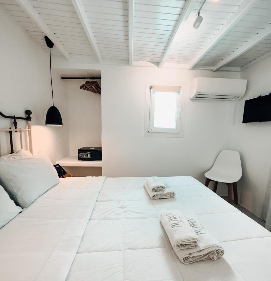 Gemütliches Zimmer mit Balkon und Blick auf Chora