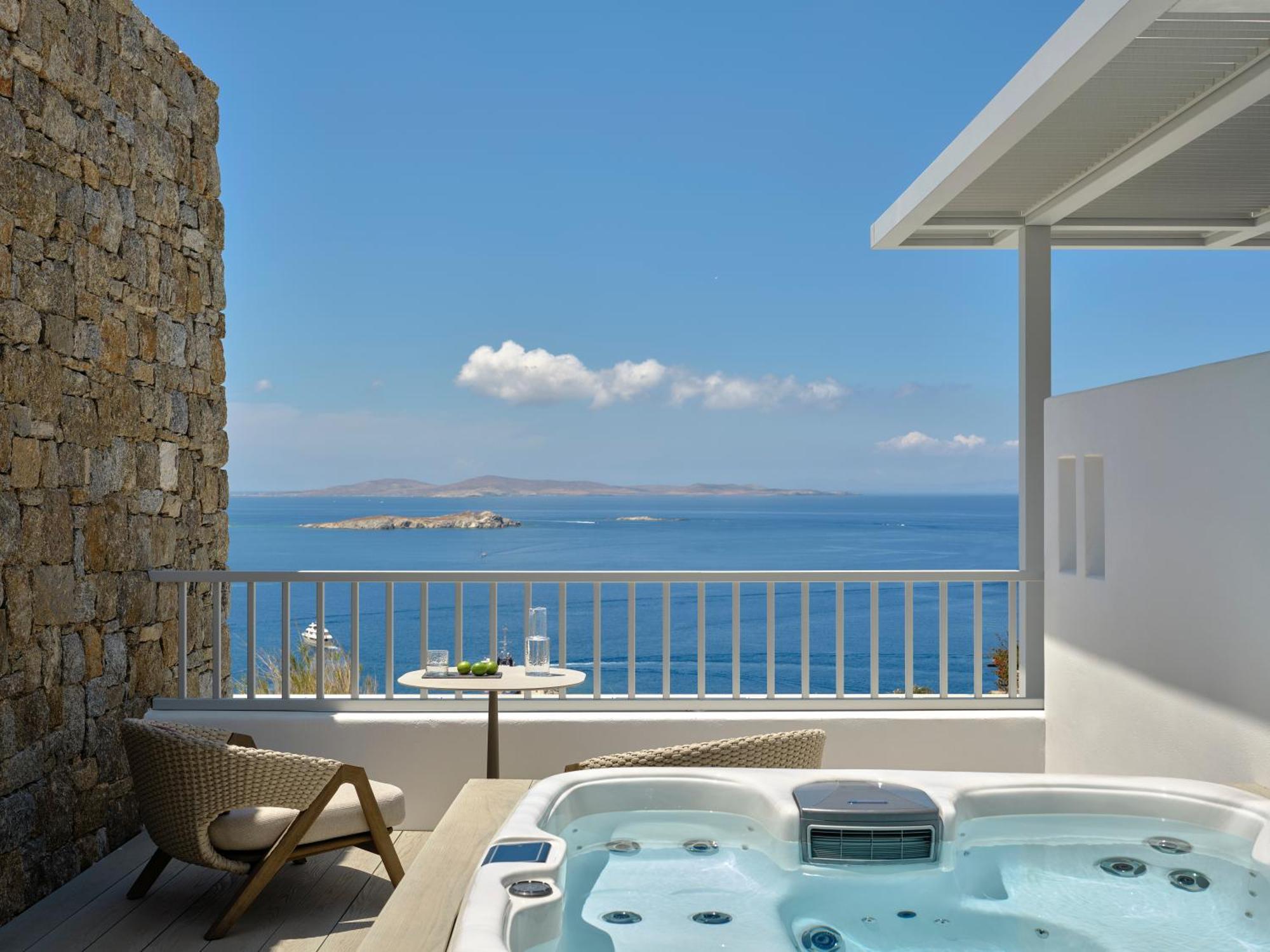 DELTA Room Outdoor Hot Tub & Sea View