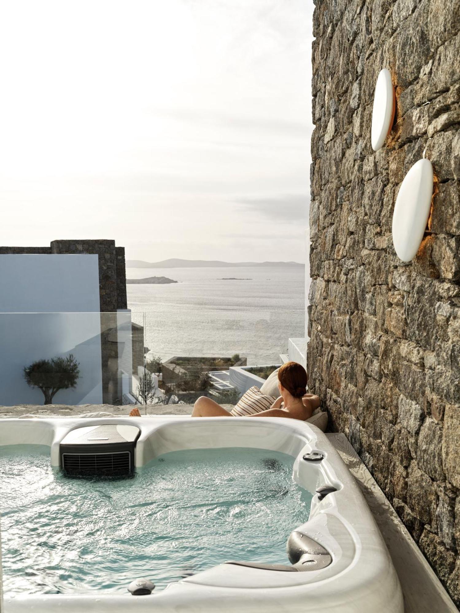 DELTA Room Outdoor Hot Tub & Sea View