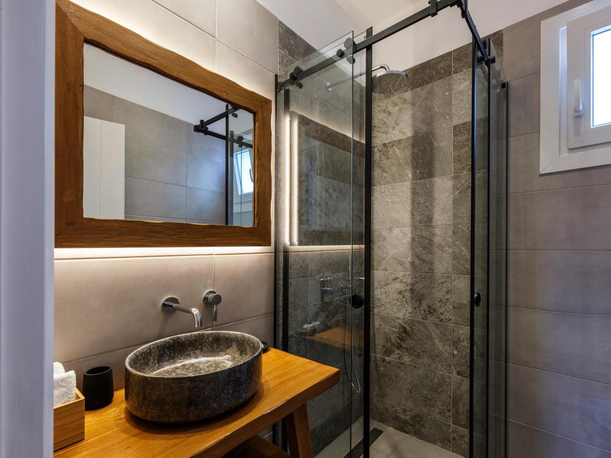 Quarto com Cama King-size e Vista do Jardim