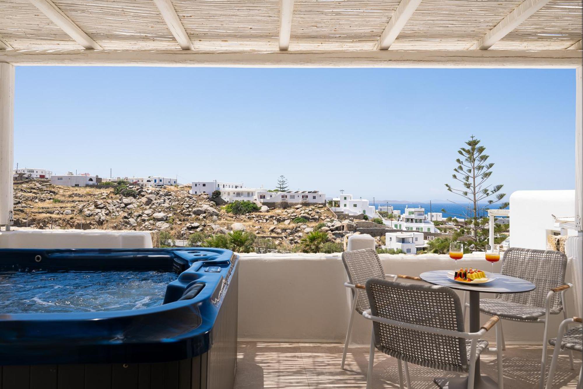 Grand Suite outdoor jacuzzi